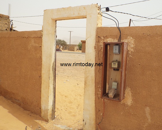 عداد كهربائي مكشوف عند مدخل إحدى منازل الغايرة 
