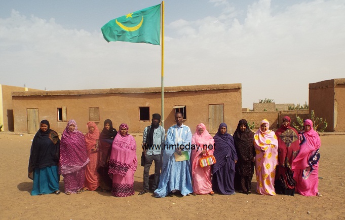مدير مدرسة أعوينات أزبل محفوظ ولد سيدي ولد حمود وسط طاقم مدرسته 