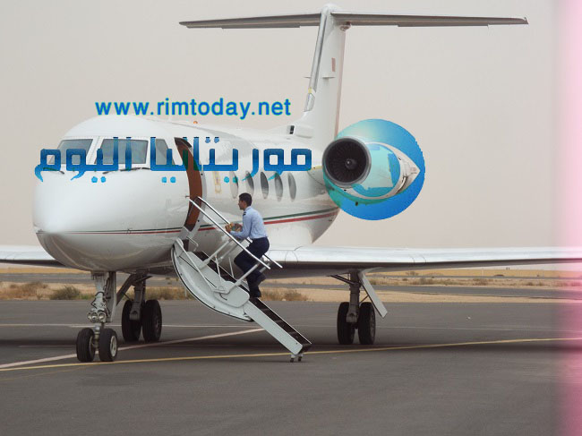 أحد طواقم طائرة الوزير الاول المغربي يحمل هدية الشاي 