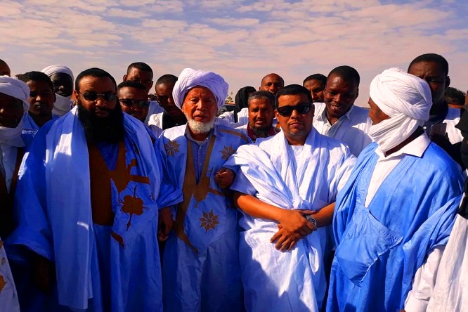 الشيخ الفخامة خلال الاستقبال صحبة مدير أملاك الدولة الدكتور سليمان ولد هارون ولد الشيخ سيديا 