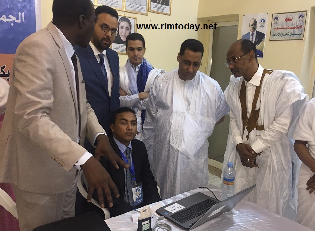 الوزير المختار ولد أجاي يتفقد الجهاز الذي سيتم فيه تسجيل أول منتسب للحزب الحاكم 