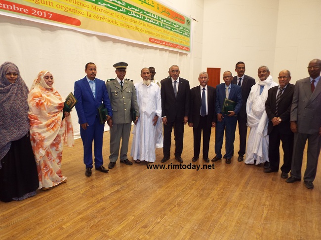 صورة تذكارية جمعت الفائزين بمعالي الوزير الاول يحيي ولد حدمين