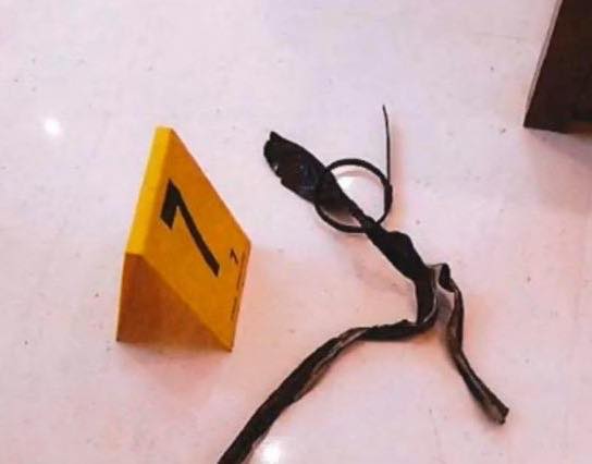 قيود المعصم التي تم بها ربط الضحية 