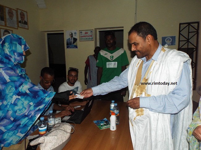 محفوظ ولد ابراهيم يتسلم الوصل رقم 1278 المكتب 8 المدرسة رقم 3 مقطع لحجار 