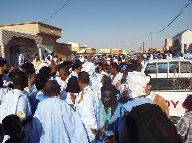 ولد أداعه يقود المسيرة الحاشدة من أمام منزله في إتجاه المنصة 