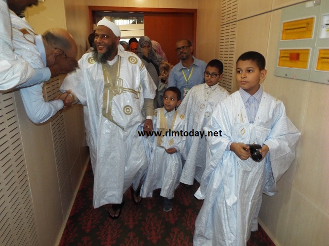 فضيلة العلامة الددو أثناء دخوله القاعة صحبة أبناءه حفظهم الله 