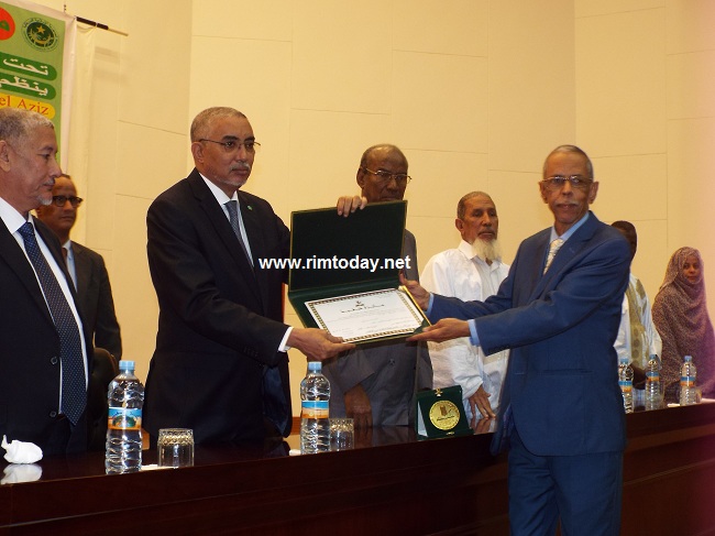 الاستاذ محمد أحمد ولد محمد عالي أثناء استلامه للجائزة 