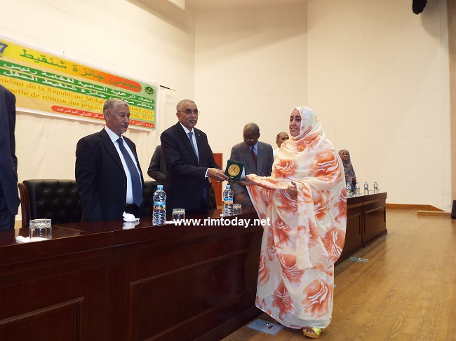 أماه بنت يونس اثناء استلامها للجائزة 