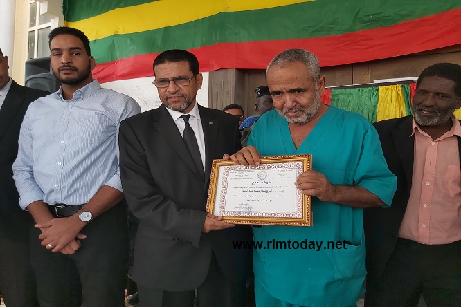 لبروفسير محمد ولد سيد أحمد رئيس قسم الانعاش يحاول حبس دموعه في لحظة التكريم 