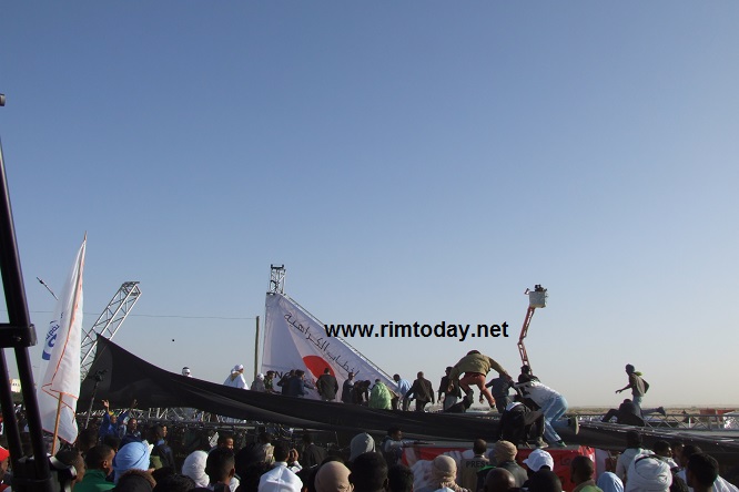 لحظة سقوط المنصة 